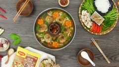 Múc lẩu ra nồi, chuẩn bị thêm rau muống và bún tươi để ăn lẩu. Đun sôi nước lẩu lên, lần lượt nhúng các loại rau, chấm gà với nước mắm cay là ngon hết ý. Ngày trời mưa mà cả nhà cùng quay quần bên nhau với nồi lẩu gà lá chanh thơm ngon nóng hổi này thì còn gì bằng đúng không?