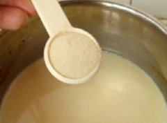 Tiếp đó, cho bột gelatine vào đun, khuấy đều cho đến khi bột gelatine tan hoàn toàn là được.