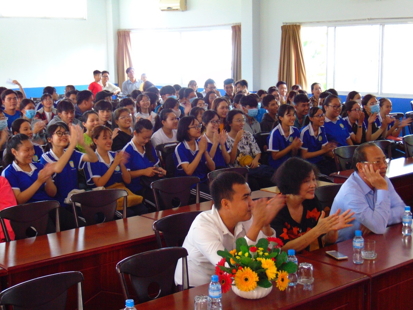 Các bạn sinh viên hào hứng tham gia chương trình