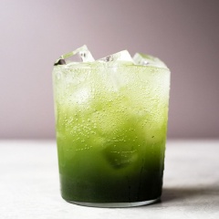 Cuối cùng là thưởng thức soda trà xanh mát lạnh độc đáo này thôi. Ly soda trà xanh đẹp đến mát lòng với 2 màu xanh - trắng, nhìn là đã muốn nhấp ngay 1 ngụm cho thật đã. Bảo đảm món này sẽ cực hot trong mùa hè đổ lửa cho xem!
