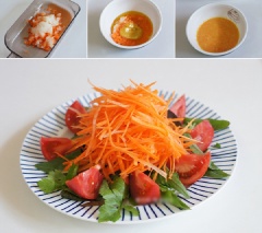 Bạn cho tất cả nguyên liệu làm nước sốt gồm: 1.5 muỗng canh giấm, 3 muỗng canh dầu oliu, 1 muỗng canh mù tạt, ½ muỗng canh đường, 2 muỗng canh cà rốt xay nhuyễn, 1 muỗng canh hành tây xay nhuyễn, một ít muối, một ít tiêu vào trong chiếc chén khuấy tan đều. Tiếp theo, bạn cho rau xanh đã rửa sạch lên trên chiếc đĩa. Đặt 8 miếng cà chua xung quanh, cho cà rốt thái sợi vào giữa đĩa trên lớp rau.