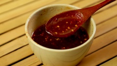Làm mắm me, cho 1 ít dầu ăn vào chảo, cho 20gr hành tím cắt lát vào xào chín, cho 50gr cốt me và 60gr đường vào nấu tan rồi cho thêm 20gr tương ớt nấu sốt vừa kẹo lại cho ra chén để nguội cho 50ml nước mắm, 10gr ớt bột, 5gr ớt hiểm cắt lát vào khuấy đều.