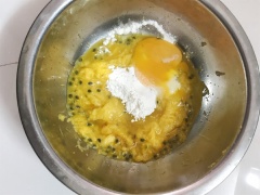 Sau đó các bạn cho 30gr đường, 1 lòng đỏ trứng, rây bột bắp vào tô và đánh đều. Ở bước này các bạn càng đánh thì phần nước từ xoài và chanh dây sẽ càng thu được nhiều nhé.