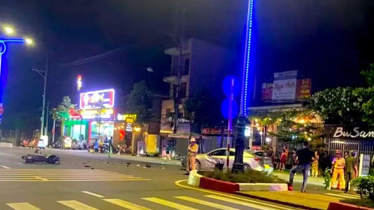 Nam thanh niên đi xe máy Exciter tốc độ cao tông vào ô tô bị tử vong - Báo Tiền Phong