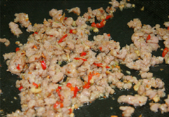 Đun nóng 1 muỗng canh dầu ăn rồi cho thịt vào chín.