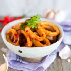 Giữa cái tiết trời hơi lành lạnh mà hít hà hơi cay của miếng mực cũng đủ khiến bạn ấm sực.