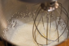 Đánh đều kem heavy cream và 1/4 muỗng cà phê muối cho tới khi hoàn thiện.