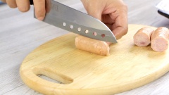 Chuẩn bị nguyên liệu. Xúc xích cắt làm 3, sau đó tiếp tục cắt làm 4 để có những thanh xúc xích dài. Hành tím và tỏi lột vỏ, băm nhuyễn. Tiêu hột đen giã nhuyễn hoặc dùng dạng tiêu xay. Tiêu xanh lấy 2 nhánh đem tách hạt, giã hơi dập, 4 nhánh còn lại để riêng. Ớt lấy 3 trái đem băm nhuyễn, 5 trái còn laị để riêng.