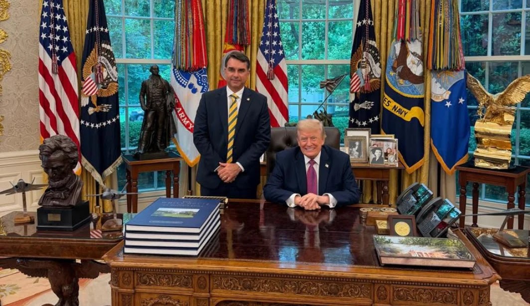 Senador Flávio Bolsonaro ao lado do presidente Donald Trump na Sala Oval da Casa Branca
