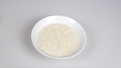 Ngâm 1 chén gạo nếp vào một bát nước lạnh trong khoảng 2 giờ. Sau đó, cho vào chảo gồm: 180ml nước, 150g đường, 1/3 muỗng cà phê muối và 120ml nước cốt dừa, khuấy đều và đun nóng cho đến khi đường tan hết. Việc này chỉ mất khoảng 3 đến 5 phút. Khi đường đã bắt đầu hòa tan, thêm gạo nếp vào chảo và khuấy liên tục trong khi nấu để tránh gạo nếp dính vào chảo. Khi hỗn hợp bắt đầu sôi, hạ nhiệt.