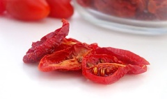 Cà chua bi rửa sạch, để nguyên quả hoặc cắt đôi cho khô nhanh. Xếp đều lên trên giá, phơi dưới ánh nắng mặt trời từ 6-8h cho khô hoặc sấy 40 độ trong 2 tiếng.