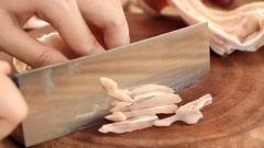Rửa thật sạch 400gr tai heo rồi luộc cùng 30gr gừng và 15ml giấm trong khoảng 10 phút cho tai heo chín. Sau khi tai heo chín bạn vớt liền ra tô nước lạnh cho tai heo được săn lại rồi cắt mỏng.