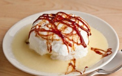 Làm caramel: Cho đường và chút nước vào đun ở nhiệt độ cao đến khi sôi độ mấy phút thì đường chuyển màu nâu cánh gián thì bắc chảo ra. Để caramel nguội bớt rồi đem rải lên trên mặt bánh trứng và kem. Vậy là món bánh kem trứng đã hoàn thành.