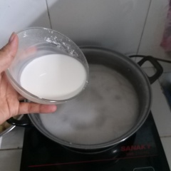 Hạ lửa, đổ từ từ chén bột bắp vào nồi cốt dừa. Quậy đều tay, cho bột chính và nồi cốt dừa sệt là được. Tắt bếp, cho vani vào nồi cốt, để nguội hẳn.