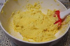 Rây bột mì vào. Dùng phới dẹt trộn đều đến khi bạn cảm thấy hỗn hợp mịn là được. Cho hỗn hợp bột vào túi bắt kem, lắp đui.
