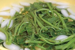 Đun nồi nước sôi, cho rau muống vào luộc sơ qua, vớt rau ra, cho lại vào tô nước có thêm đá viên, để khoảng 2 phút.