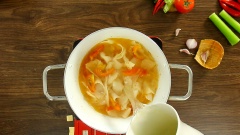 Bắc nồi lên bếp, làm nóng 2 muỗng canh dầu ăn sau đó cho 15gr hành tím băm và 15gr tỏi băm vào phi thơm. Tiếp theo cho măng chua và 200gr cà chua cắt múi cau vào nồi, thêm 2 muỗng canh đường rồi xào lên cho măng và cà chua mềm ra. Thêm vào nồi 1.2 lít nước dùng heo hoặc gà, sau đó đun sôi.