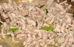 Phi thơm hành lá với 1 muỗng canh dầu ăn, sau đó đổ thịt và tôm vào xào cho tới khi săn lại. Thịt và tôm đã săn thì cho cà chua vào đảo đều. Nêm vào 1 muỗng cà phê hạt nêm, 1 muỗng cà phê đường, 1 muỗng canh nước mắm, nược lọc vào xâm xấm mặt, đun lửa vừa cho sôi 5-10 phút. Sau đó, cho đậu hũ vào đun cùng khoảng 2-3 phút mỗi mặt. Trước khi tắt bếp, thêm vào 1/2 muỗng cà phê bột ngọt, trộn đều cho tan là được.