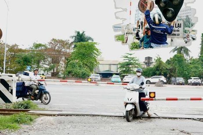 Hà Nội: Cảnh báo đã bật, người dân vẫn liều vượt rào chắn đường sắt - Báo Sức Khỏe &amp; Đời Sống