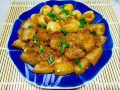 Món thịt kho trứng cút là món ăn tương đối dễ làm, đơn giản nhưng lại là 1 món ăn ngon, phù hợp với bất kỳ mùa nào trong năm. Đặc biệt vào những ngày mưa, nắng bất chợt của mùa hè mà có nồi thịt kho trứng cút mằn mặn, nóng hổi thì đưa cơm ghê lắm đó.