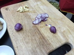 Trước khi nấu bánh canh cua cần: Bóc vỏ hành tím và tỏi, rửa sạch, băm nhỏ. Nhặt sạch hành lá, ngò rí, đem rửa sạch. Sau đó, cắt khúc đầu hành trắng còn phần thân cắt nhỏ. Thái nhỏ ngò rí.