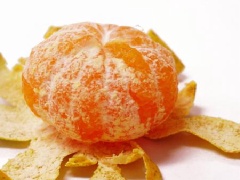 Chuối bóc vỏ, cắt khúc nhỏ. Quýt bóc vỏ, tách múi, bỏ hạt, cho ra chén.