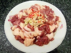 Ướp thịt vịt với một chút sả, ớt băm, 1 thìa dầu hào, 2 thìa nước tương, 1 thìa nhỏ hạt nêm, đảo đều rồi để 30 phút cho ngấm gia vị. Sả bóc vỏ, ớt sừng rửa sạch, thái vát.