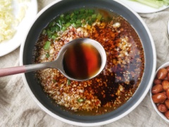 Sau đó thêm tiếp vào hỗn hợp sốt trộn mì cay gồm: 2 muỗng canh nước tương, 1 muỗng canh giấm, nửa muỗng canh đường và nửa muỗng cà phê muối, khuấy đều.