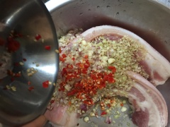 Thịt ba chỉ mua về rửa sạch, thấm khô. Sả, tỏi, ớt và hành tím băm nhỏ rồi ướp chung với thịt.