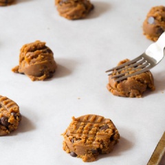 Dùng muỗng múc kem đem múc hỗn hợp Chocolate Chip Cookies thành những viên tròn bằng nhau, xếp các viên Chocolate Chip Cookies ra khay nướng có lót sẵn giấy nến sao cho khoảng cách giữa các viên đồng đều, dùng nĩa đè xuống. Nướng bánh quy trong 10-12 phút.