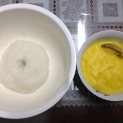 Chia bột làm bánh bao thành những phần nhỏ, vo tròn lại. Sau đó, ấn dẹp bột, cho hỗn hợp nhân trứng, bột bắp vào, vo lại.