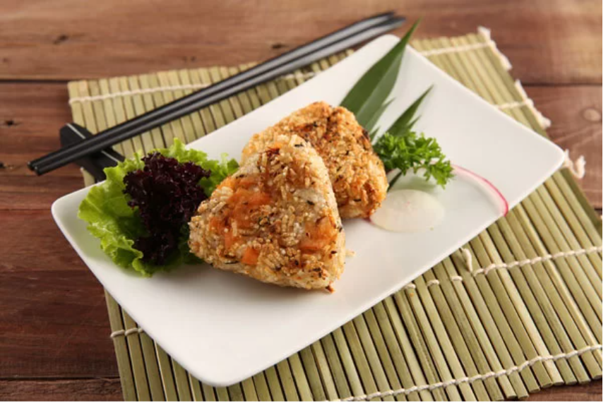 cơm nắm với lá rong biển và gia vị rắc cơm kiểu Nhật