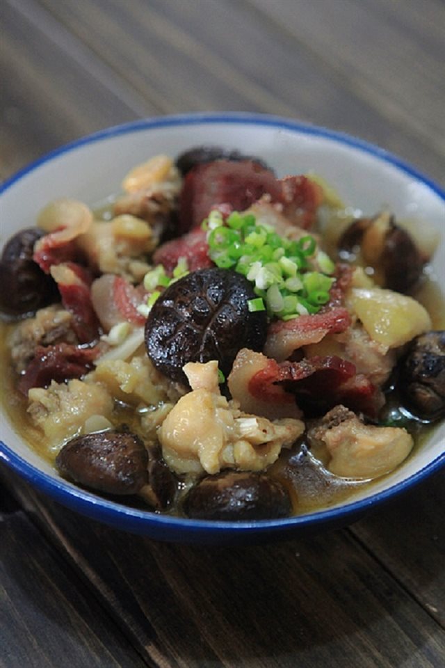 Thịt Gà Chưng Nấm Đông Cô