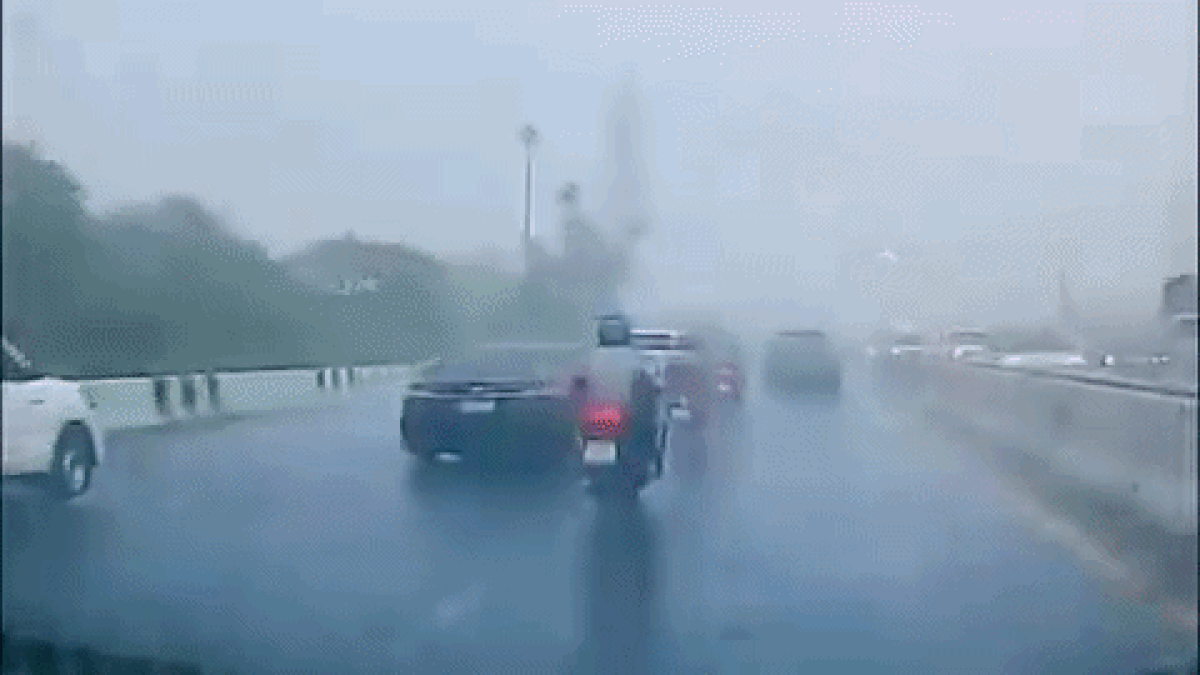 Video người đi xe máy bị sét đánh ở Bangkok: Sợi dây chuyền 'hút sét'? - Chuyên trang Hoa Học Trò - Báo Tiền Phong