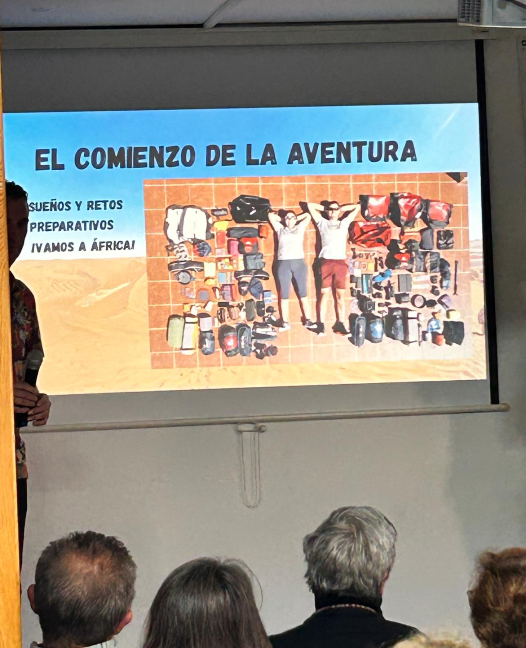 Ana y Abel emocionan a más de 80 personas con sus relatos de dos años en bicicleta por África