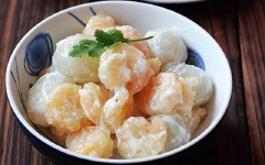 Cho món salad ra tô, trang trí thêm ngò rí nếu thích để món ăn thêm đẹp mắt nhé! Mời cả nhà thưởng thức nào.