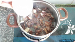 Đuôi heo sau khi ninh mềm thì cho nấm vào, ninh tiếp 15 phút nữa là được. Bây giờ mình sẽ nêm nhé : 2 muỗng cà phê hạt nêm, 1/2 muỗng cà phê đường, 1/2 muỗng cà phê bột ngọt, 1 muỗng cà phê nước mắm, tùy chỉnh nêm nếm sao cho vừa miệng gia đình nhé.