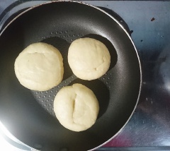 Làm nóng chảo chống dính, đặt bánh vào nướng khoảng 5 phút đến khi thấy xuất hiện hơi nước trên mặt nắp thì lật mặt bánh. Tiếp tục nướng đến khi xung quanh vỏ bánh có màu vàng nâu là được rồi đó. Lấy bánh ra là có thể dùng nha.