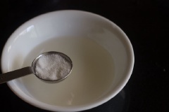 Hành tím lột vỏ, rửa sạch. Cho hành vào lọ thủy tinh sạch (để làm sạch lọ thủy tinh, bạn chần qua nước sôi và để ráo trước). Hòa tan giấm, muối, nước bên ngoài rồi cho vào lọ hành. Đậy nắp lắc đều.