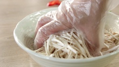 Bào sợi mỏng 400gr khoai môn, trộn khoai cùng 50gr bột chiên giòn, sau đó cho vào chảo chiên ngập dầu đến khi vàng giòn thì vớt ra, để ráo dầu.