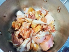 Thịt gà mua về rửa sạch, cắt khúc nhỏ vừa ăn. Ướp với muối, đường, hạt nêm, ớt bột 20 phút. Hành tím cắt nhỏ, phi thơm, cho gà vào đảo đều.