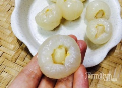 Vải thiều các bạn bóc thật sạch vỏ, nhẹ nhàng dùng tay tách bỏ phần hạt bên trong quả vải. Dùng 1 hạt sen, nhẹ nhàng nhồi trở lại vào bên trong phần thịt quả vải đã được tách bỏ hạt, làm lần lượt cho đến khi đủ số lượng quả vải nhồi hạt sen cần dùng.