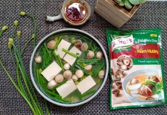 Múc canh ra tô và thưởng thức nóng.