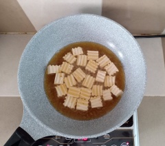 Cho dầu thực vật vào chảo, dầu nóng cho đậu hủ vào chiên vàng giòn. Vớt ra để ráo dầu.