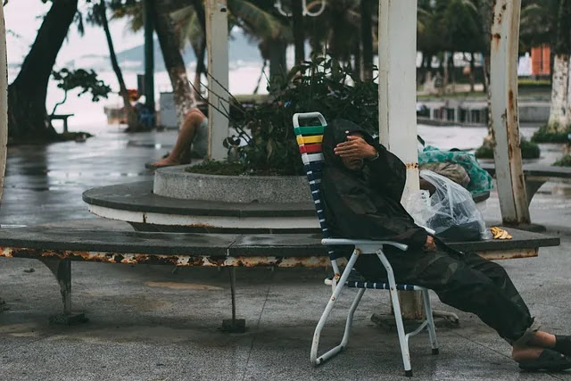 &lsquo;등잔 밑이 어둡다&rsquo;의 유래와 의미