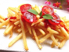 Cho khoai tây chiên ra đĩa và thưởng thức với tương cà tùy thích nhé!