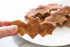 Thưởng thức thôi nào. Những miếng snack bánh mì nướng bơ đường quế thơm phức sẽ là món quà vặt tuyệt vời và lành mạnh cho các bé và người thân trong gia đình vào những dịp cuối tuần.