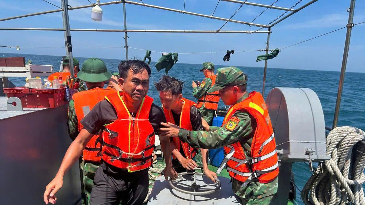 Hải Phòng: Cứu thành công 11 thuyền viên tàu bị nạn trên vùng biển Bạch Long Vĩ - Báo Pháp Luật TP.HCM
