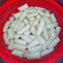 Đun sôi nước và cho một ít dầu ăn vào. Khi nước sôi thì cho bánh Tokbokki và luộc. Khi bánh nổi lên mặt nước thì cho ra rổ và ngâm vào nước lạnh.