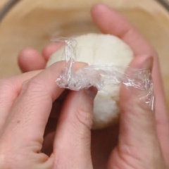Xoài gọt vỏ cắt nhỏ. Trải màng bọc lên một cái tô to, cho xôi vào màng bọc thực phẩm, kế tiếp cho vài miếng xoài nhỏ vào, túm màng bọc lại và xoay tròn, xôi sẽ có hình dạng rất đáng yêu.
